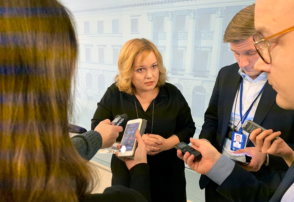 , Perhe- ja peruspalveluministeri Krista Kiuru tiedotustilaisuudessa valtioneuvostossa 6.2.2020, jolloin vanhuspalveluiden sitova henkilöstömitoitus päätetettiin hallituksessa. Kuva Erkki Kostiainen
