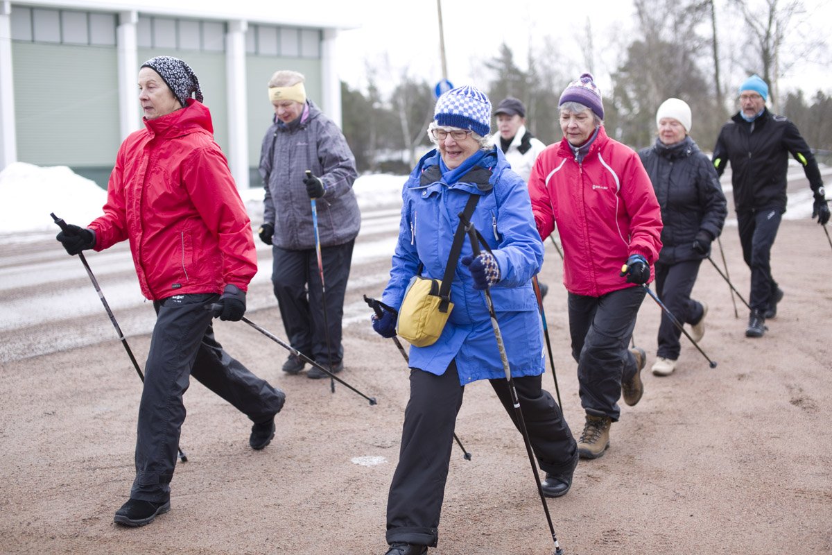 SOFIA VIRTANEN, Keski-Kotkan apteekin liikuntaryhmä harjoittelemassa kevällä 2015. Lisää versioita Meidän Apteekin kansiossa 2/2015. 