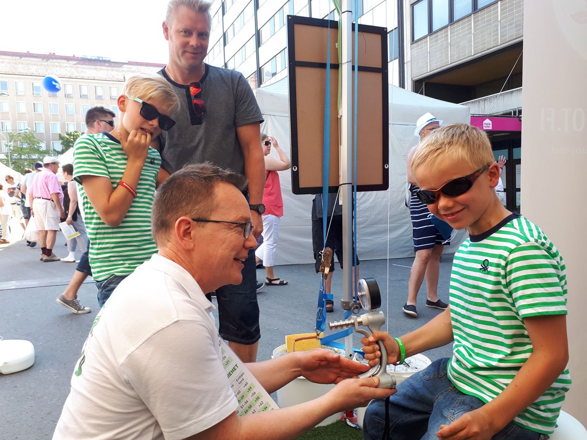 , 7-vuotias Joonas oli yksi nuorimmista puristusvoiman testaajista. Kannustajiana oma perhe sekä apteekkari Veli-Matti Lehtola Porin Karhu apteekista.