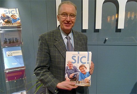 , Johtaja Pekka Kurki esitteli Fimean uutta Sic!-lehteä Lääkäripäivillä 10.1.2011. Kuva: Erkki Kostiainen