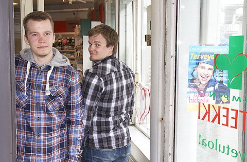 , Kesäkuun uudet farmaseutit, Aleksi Sarnola (vas.) ja Ville Perälä, kulkevat eri teitä. Aleksi suuntaa ulos koko alalta, mutta Ville jatkaa proviisoriksi. Kuvitusta Apteekkarilehden pääjutusta 6/2012.
VILLE MIETTINEN