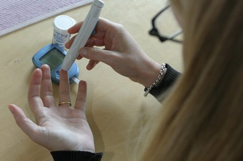 Verensokerin mittaus, Kuva: Suomen Diabetesliitto ry.