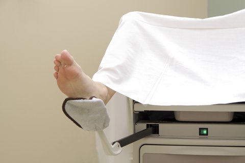 Gynegologilla_iStock, Naisen jalka tutkimuspöydän jalustimessa