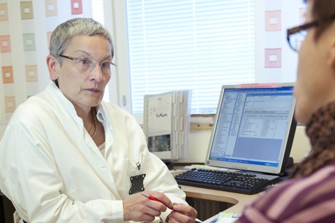 , JUHA TANHUA

Geriatrian erikoislääkäri Pirjo Peltomäki on hyvin perillä apteekkien tekemistä lääkehoidon kokonaisarvioinneista. Hän on pahoillaan siitä, että palvelun käyttöönotto on Heinolassa tyssännyt hintaan.