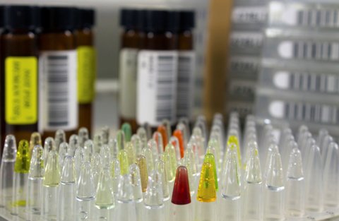 , OKSANA DENISOVA/FIMM

Suomen molekyylilääketieteen instituutin (FIMM) tutkimuksessa testattiin noin kahdensadan lääkeaineen tehoa influenssavirukseen.