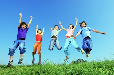 Lapset hyppää_480pix., Istock