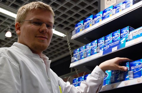 , Farmaseutti Juha Hannula Töölön apteekissa, Kampin keskuksessa. Kuva: Inekri Koskela