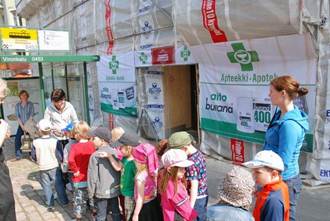 , Helsingin Kruununhaan apteekki julkisivuremontissa toukokuussa 2010. Kuva: Erkki Kostiainen
