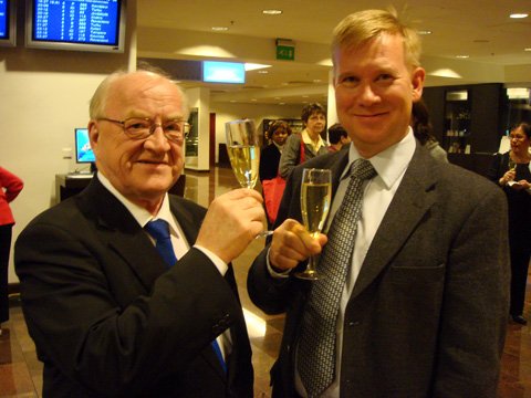 Raimo Hiltunen ja Jouni Hirvonen kohottavat maljoja Farmasian Päivillä 2008 Farmasian tiedekunnan tultua valituksi yhdeksi yliopistokoulutuksen laatuyksiköistä., Kuva: Erkki Kostiainen