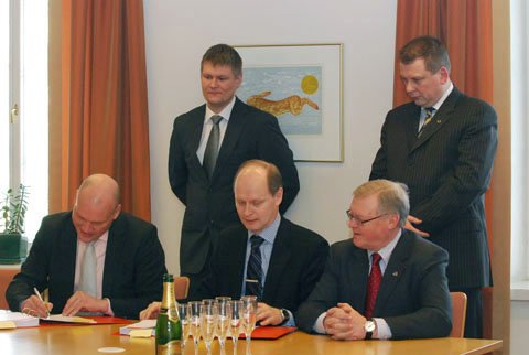 , Apteekkariliitto, Pharmadata ja IT-palveluita tarjoava Appelsiini allerkirjoittivat palvelusopimuksen 25.2.2010.  
Kuva: Tiina Kuosa