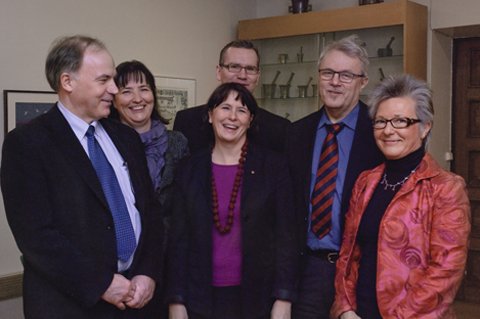 Apteekkariliiton ja Kelan sopimus lääkevalmisteiden tiedoston toimittamisesta Kelan eReseptin lääketietokantaan tammikuussa 2011., KUVA: INKERI KOSKELA
KUVASSA: Osastopäällikkö Markku Suominen, Kelan IT-osasto (VAS.),
Suunnittelupäällikkö Marina Lindgren, Kelan KanTa-hanke
Sirpa Peura, takana Ari Jansen,
Johtaja Mikael Forss, Kela ja
Riitta Andersin
