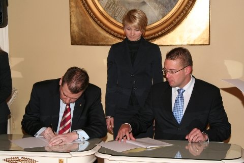 Valtiosihteeri Ilkka Oksala ja kulttuuriministeri Stefan Wallin, Vielä toistaiseksi valtiosihteerinä toimiva Ilkka Oksala allekirjoitti yhdessä kulttuuriministeri Stefan Wallinin kanssa Kunnossa Kaiken Ikää -ohjelman aiesopimuksen vuosille 2010–2014 14.1. 2010 valtioneuvoston juhlahuoneistossa Smolnassa. Herroja avustaa KKI-ohjelman kenttäpäällikkö Anne Soini. Kuva: KKI-ohjelma