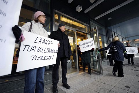 Lääkelaitoksen henkilökunnan ulosmarssi, Läälaitoksen henkilökunta marssi ulos työpaikaltaan protestina alueellistamiselle 20.1.2009 / Lehtikuva